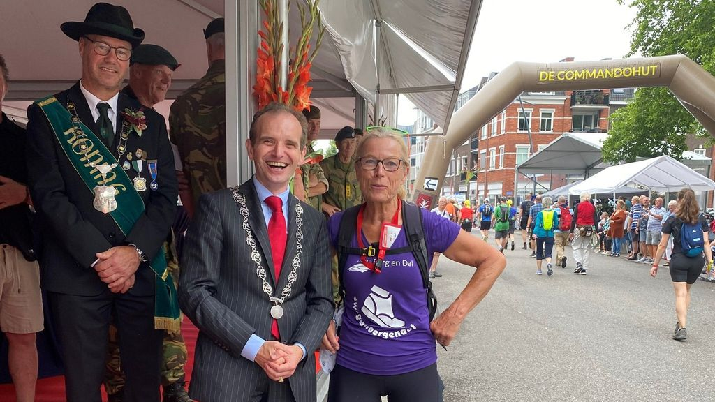 Burgermeester Mark Slinkman in functie op de Nijmeegse vierdaagse.